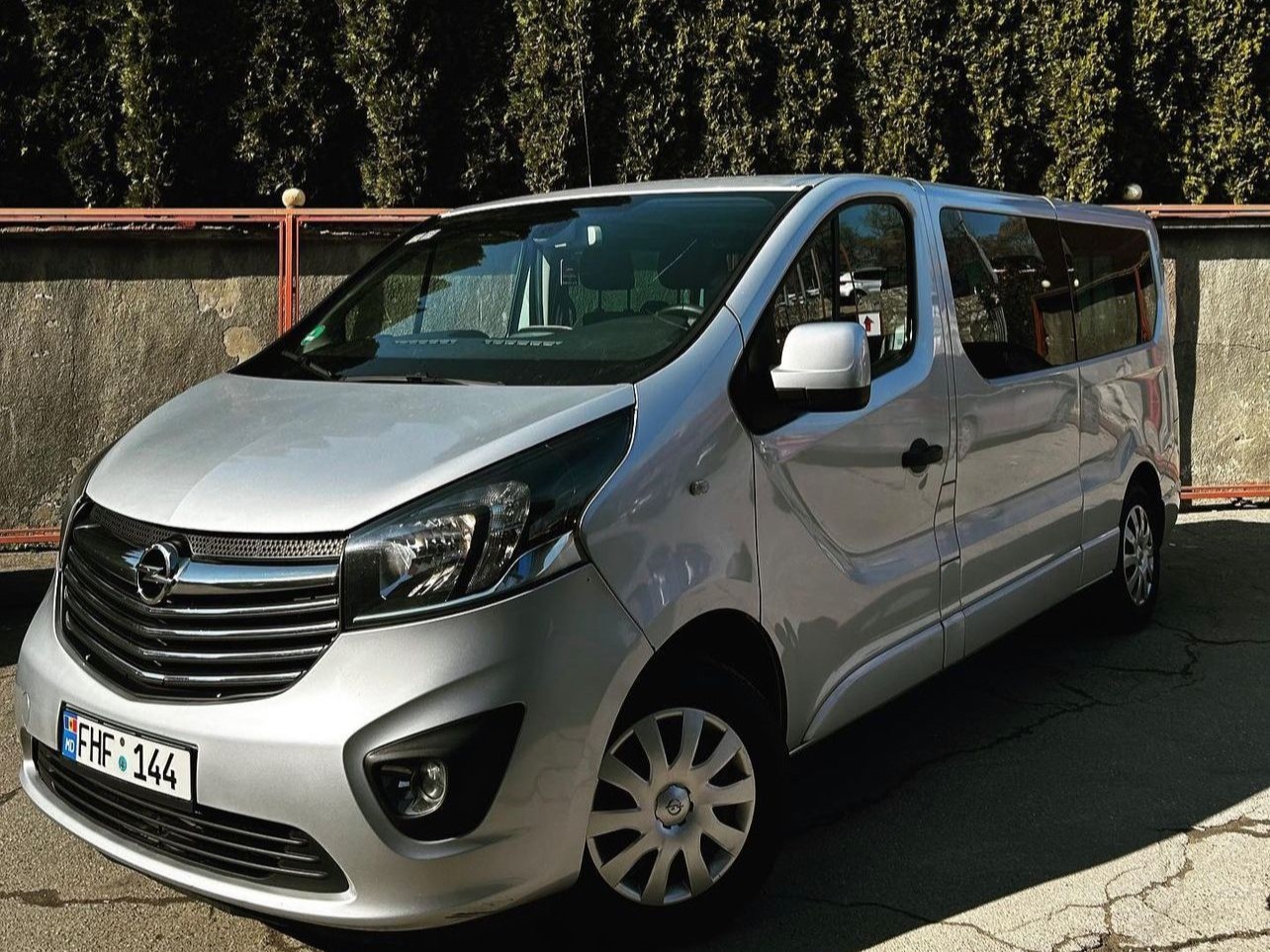 Бронировать Renault Trafic 9 Locuri