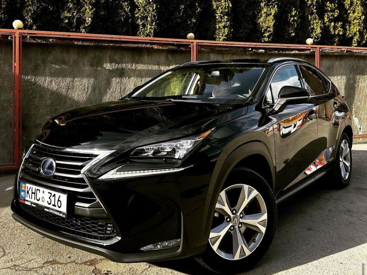 Бронировать Lexus NX300h